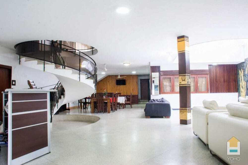 Гора Lavinia: Yoho Hotel Road