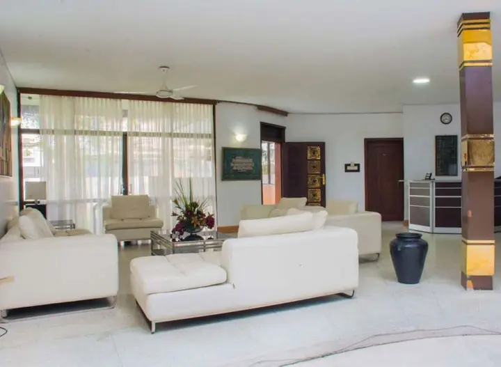 Гора Lavinia: Yoho Hotel Road