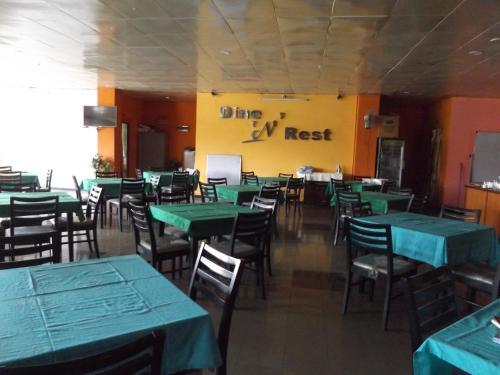 Хаттон: Dine N Rest