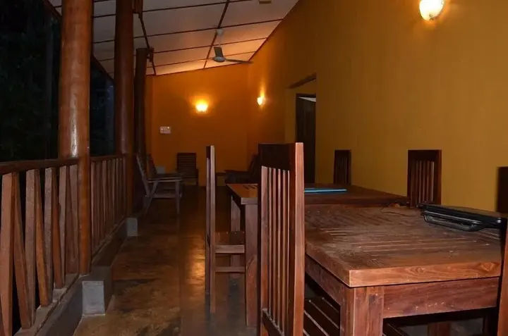 Канди: River edge Bungalow