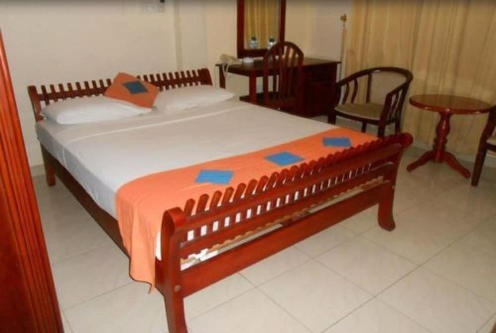 Ампара: Monty Hotel