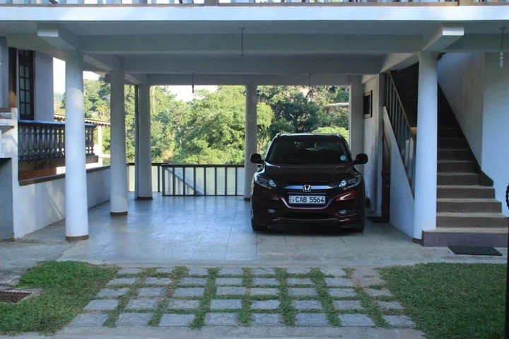 Канди: Self Cate Luxury Hostel