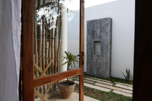 Ахангама: The Nuga House