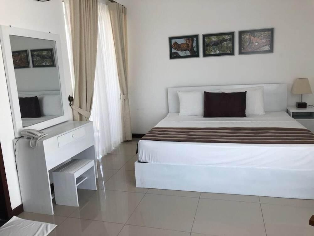 Нилавели: Beach Paradise by Oceanfront Condos
