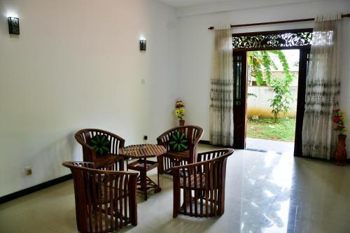 Хиккадува: HikkaJayaSri Villa Peacock
