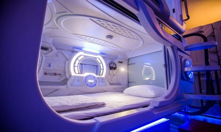 Коломбо: The Capsule Hotel