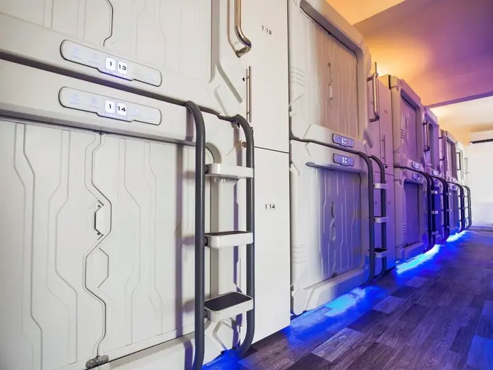 Коломбо: The Capsule Hotel