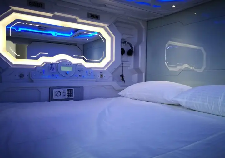 Коломбо: The Capsule Hotel