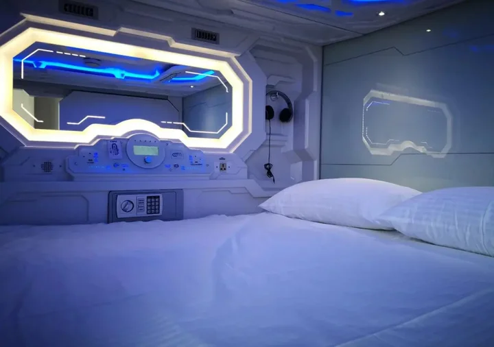 Коломбо: The Capsule Hotel