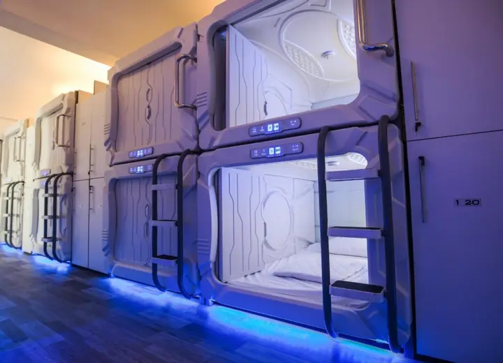 Коломбо: The Capsule Hotel