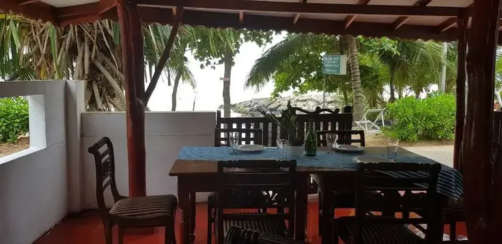 Тангалла: Blue Whale Beach Hotel