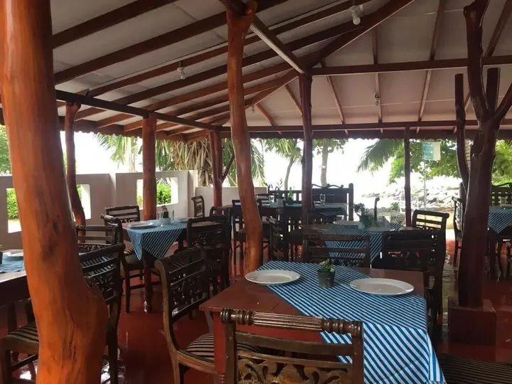 Тангалла: Blue Whale Beach Hotel