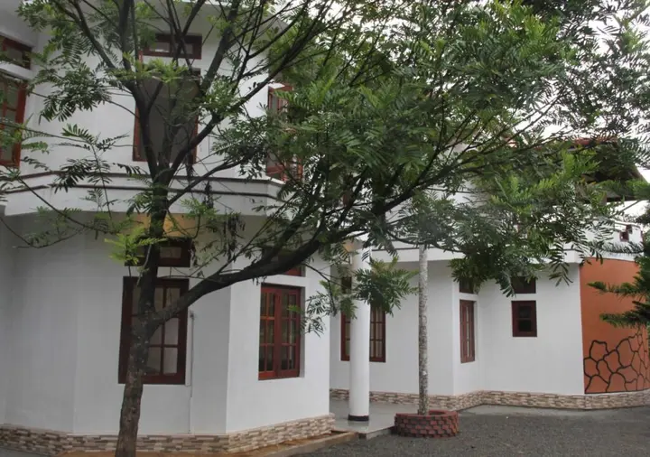 Элла: Lizzie Villa Guest House