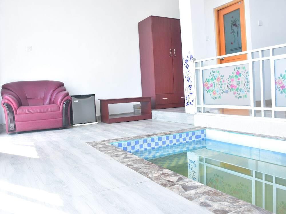 Элла: Ornateview Hotel