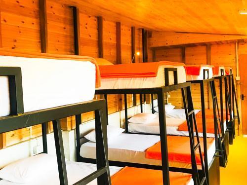 Элла: Yoho Okan Rock Wooden Cabana