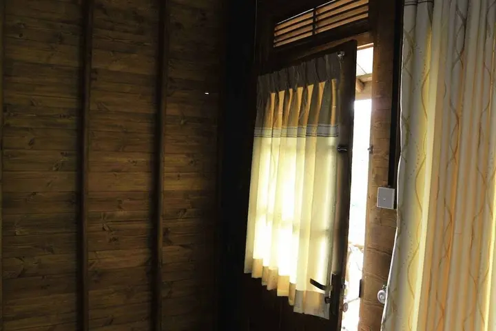 Элла: Yoho Okan Rock Wooden Cabana