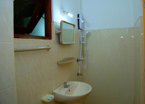 Эмбилипития: Vishmee Holiday Inn