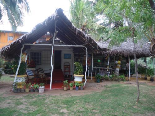 Тангалла: Lake view cabana Restaurant