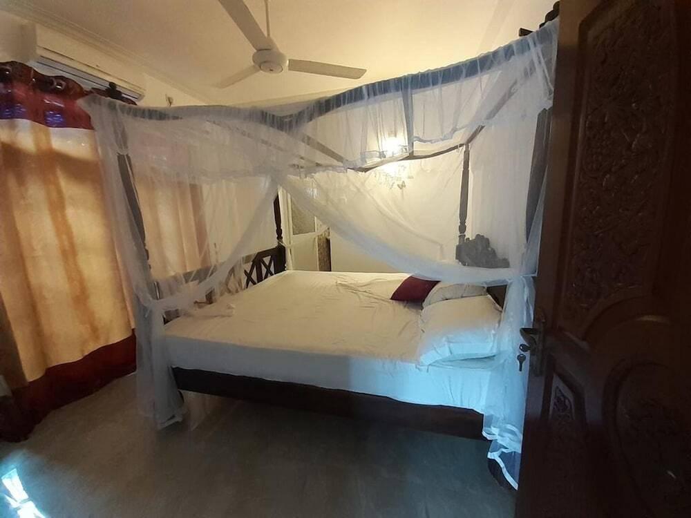 Privet Villa Lion Place in Waligama has 10 Beds Rooms With one Family Rooms — фото 3