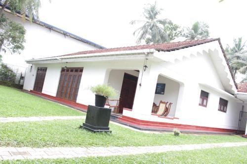 Пиннавала: Pinawala Holiday Bungalow