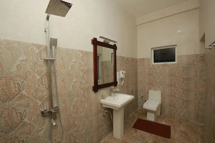Киринда: Yala Safari River Front Hotel & Resturant