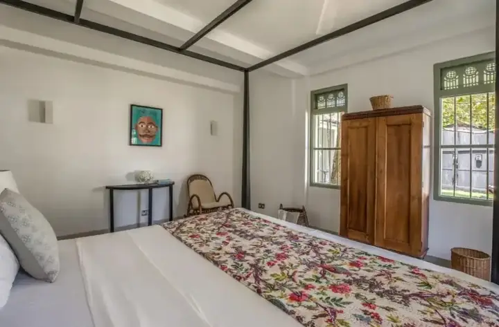 Beautifully Renovated Family Village House Within Walking Distance To The Beach — фото 4