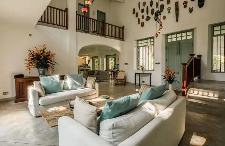 Beautifully Renovated Family Village House Within Walking Distance To The Beach — фото 1