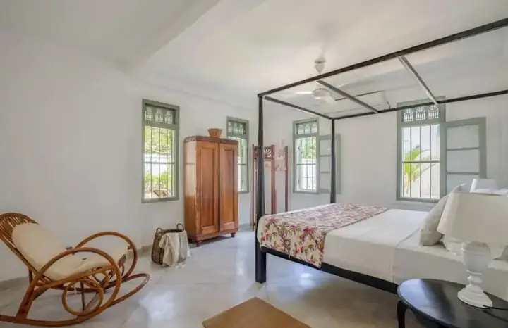 Beautifully Renovated Family Village House Within Walking Distance To The Beach — фото 6