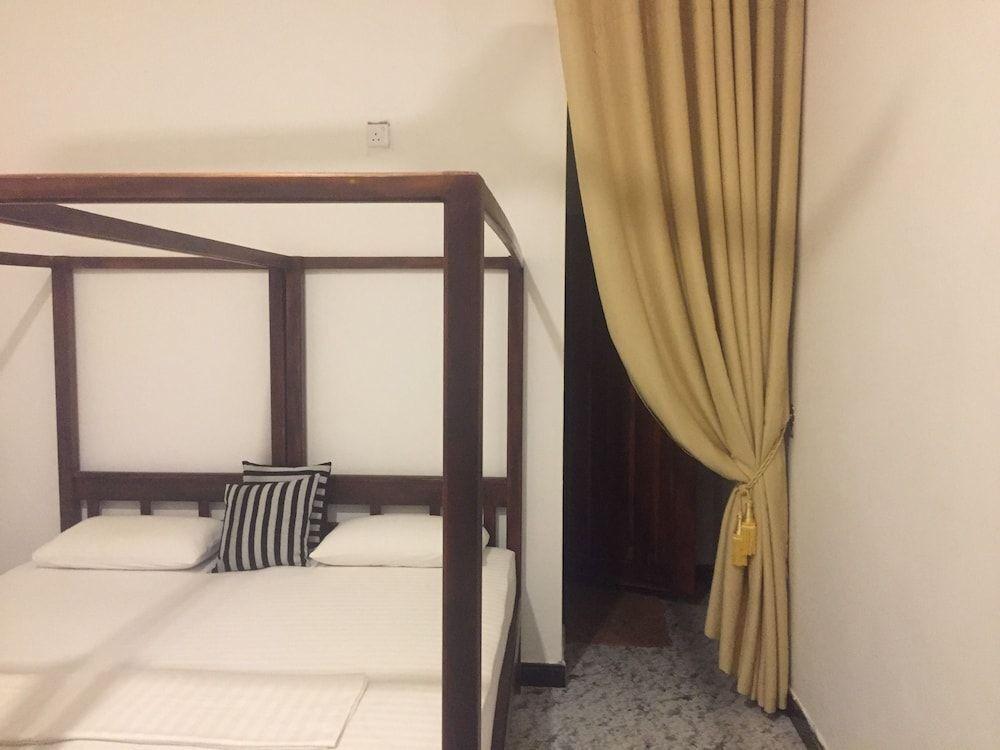 Аругам-Бэй: Sunset view beach hotel