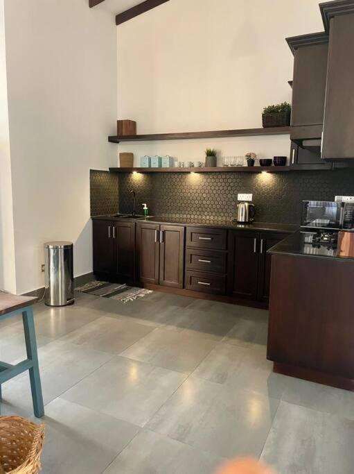 Панадура: Lovely 2-bedroom holiday home with free parking.