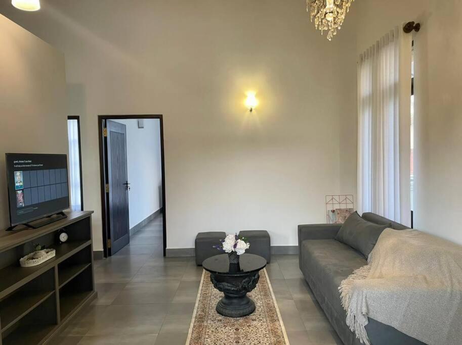 Lovely 2-bedroom holiday home with free parking. — фото 2