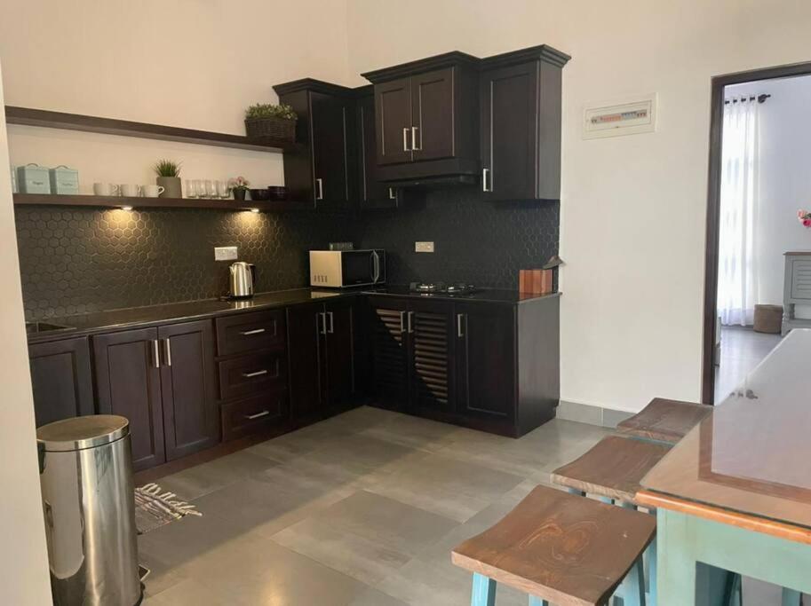 Панадура: Lovely 2-bedroom holiday home with free parking.