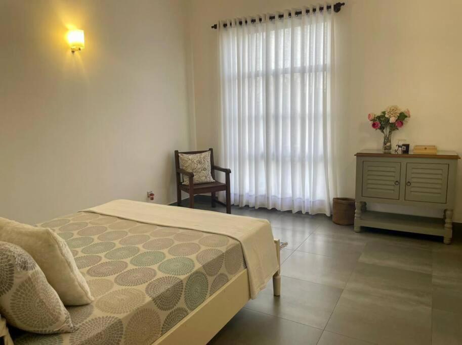 Панадура: Lovely 2-bedroom holiday home with free parking.