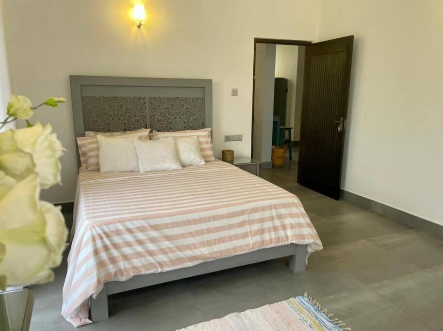 Lovely 2-bedroom holiday home with free parking. — фото 4