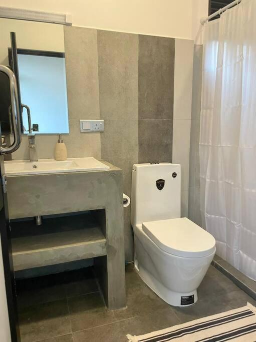 Панадура: Lovely 2-bedroom holiday home with free parking.
