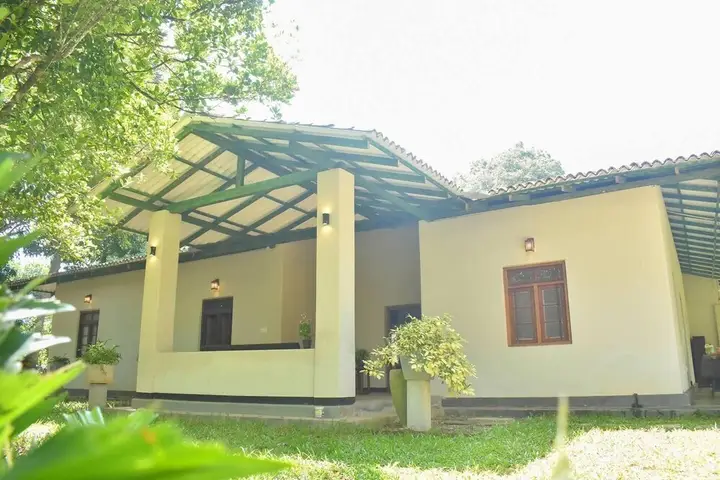 Charming & Historical 3-bed Bungalow in Hikkaduwa — фото 1