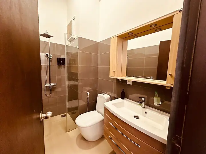 Immaculate 1-bed Apartment in Negombo — фото 6