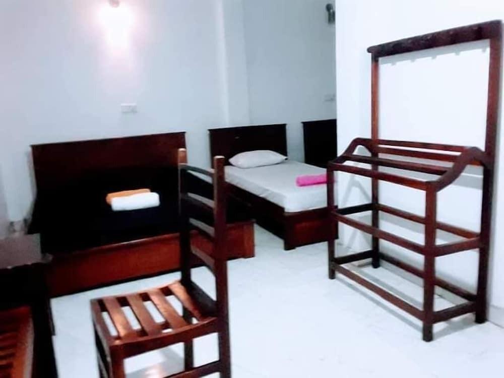 Black And White Kandy Guest House — фото 1
