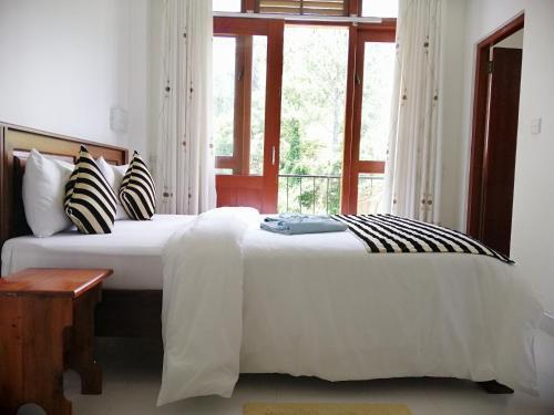 Элла: Hill Breeze Inn