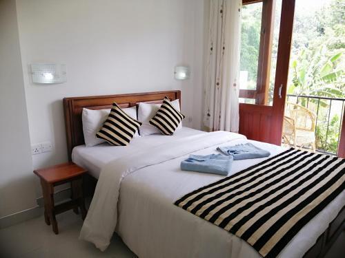 Элла: Hill Breeze Inn