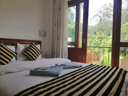 Элла: Hill Breeze Inn