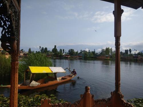 Шринагар: House Boat Omar Khayam