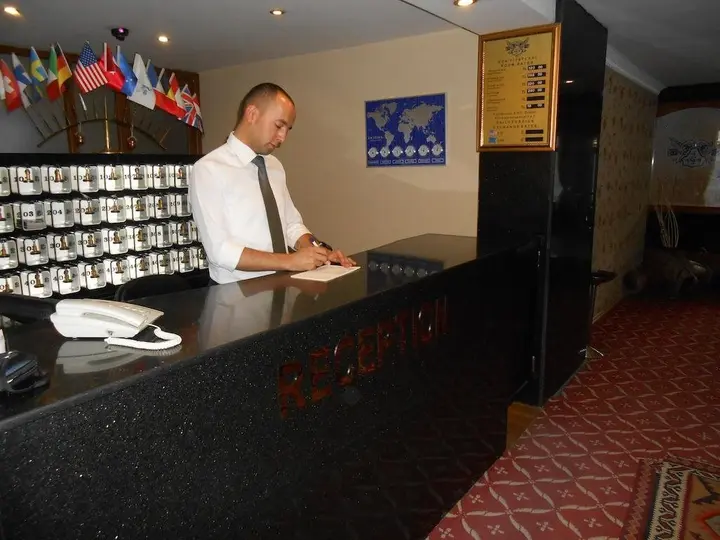 Ван: Buyuk Asur Oteli