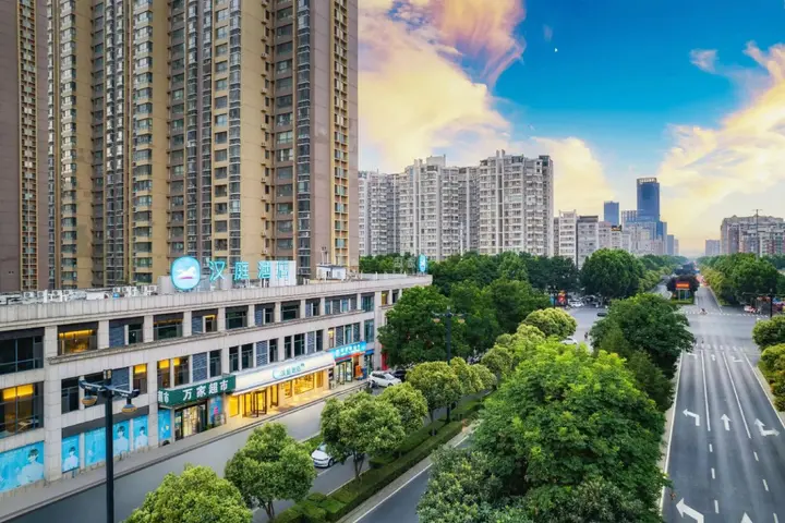 Лоян: Hanting Express Luoyang Longmen Railway Station