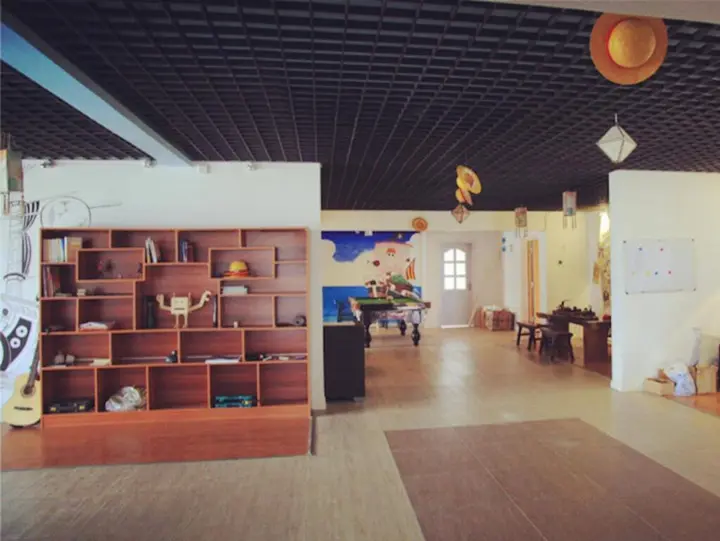 Цзинхун: Riverside International Hostel