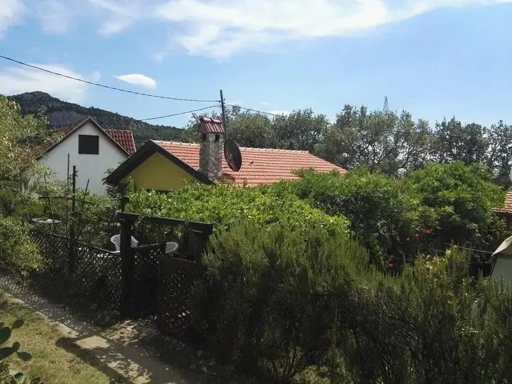 Будва: Yellow House