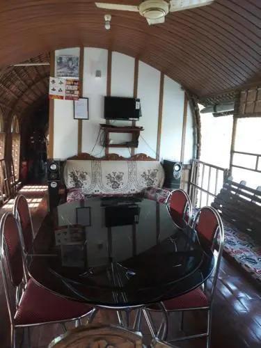 Кумараком: Royal Life Houseboat