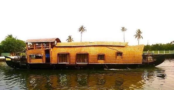 Кумараком: Royal Life Houseboat