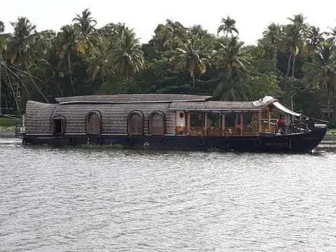 Кумараком: Royal Life Houseboat