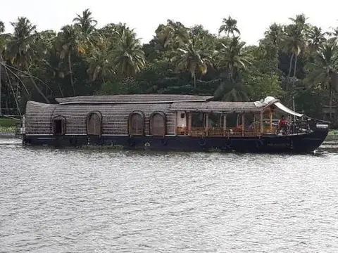 Кумараком: Royal Life Houseboat